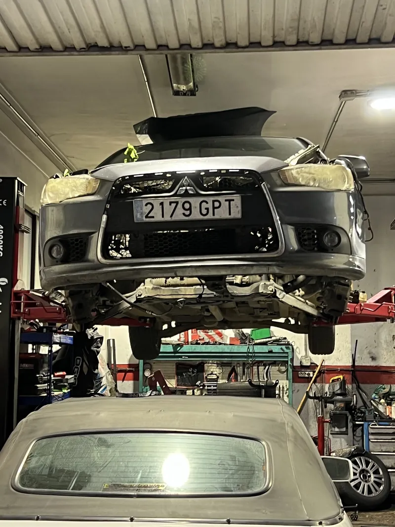 Mitsubishi en el elevador del taller durante una reparación