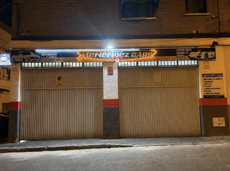 El taller de noche con el rótulo encendido